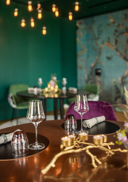 Ein gedeckter Tisch beim Candle Light Dinner im Seewirt Mattsee