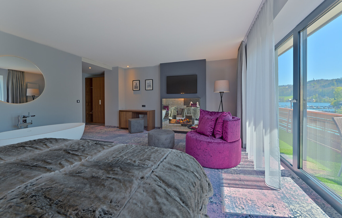 Ein modernes Zimmer im Seewirt Mattsee mit großen Fensterfronten
