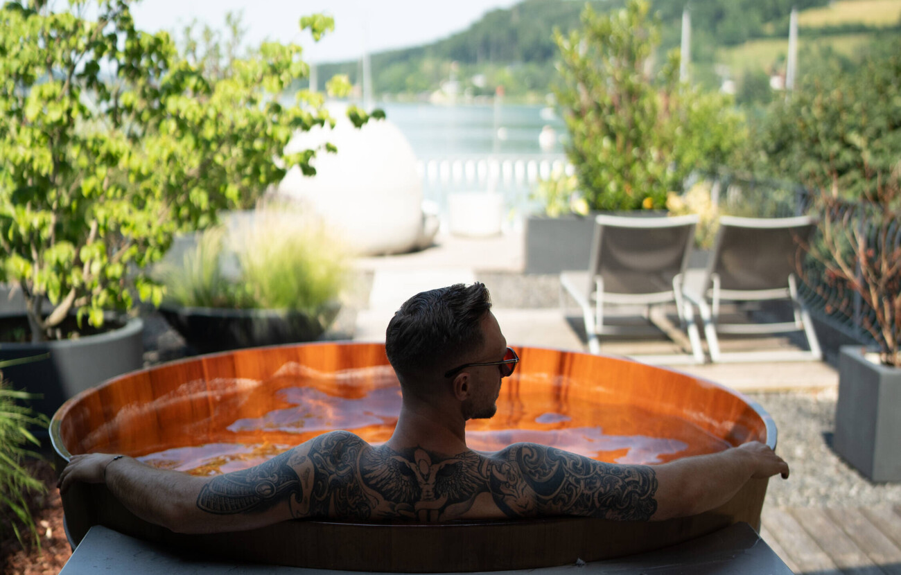 Der Badezuber auf der privaten SEP-Terrasse der Suite im Hotel Seewirt Mattsee