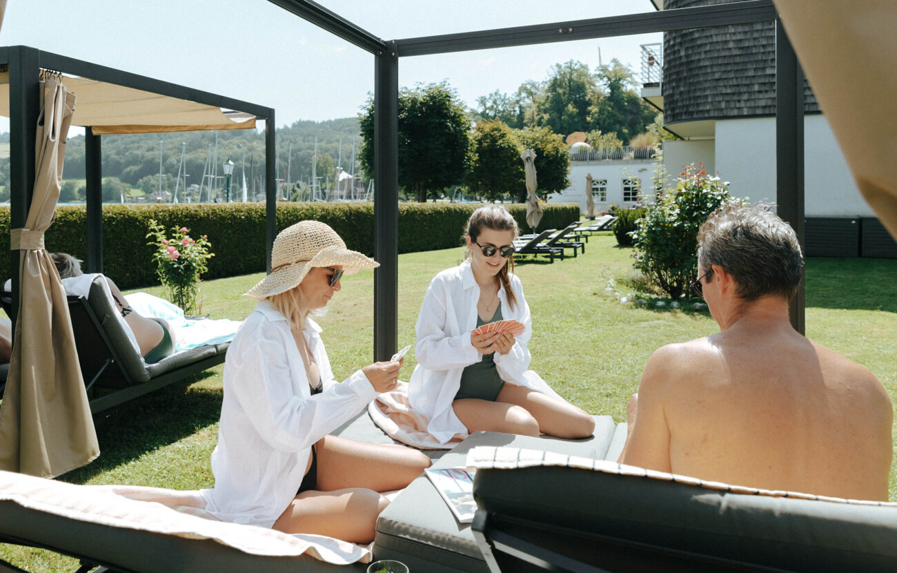 Die gemütlichen Doppel-Sonnenliegen im Hotelgarten