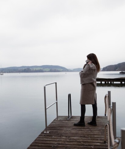 Frau am Steg am See am Wochenende beim Wellnessurlaub im Seesidehotel Seewirt