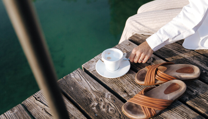 Steg mit Kaffee und Schuhen