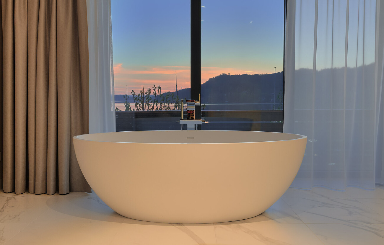 Eine freistehende Badewanne mit Blick auf den See