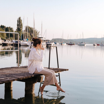 Frau am See beim Urlaub am See