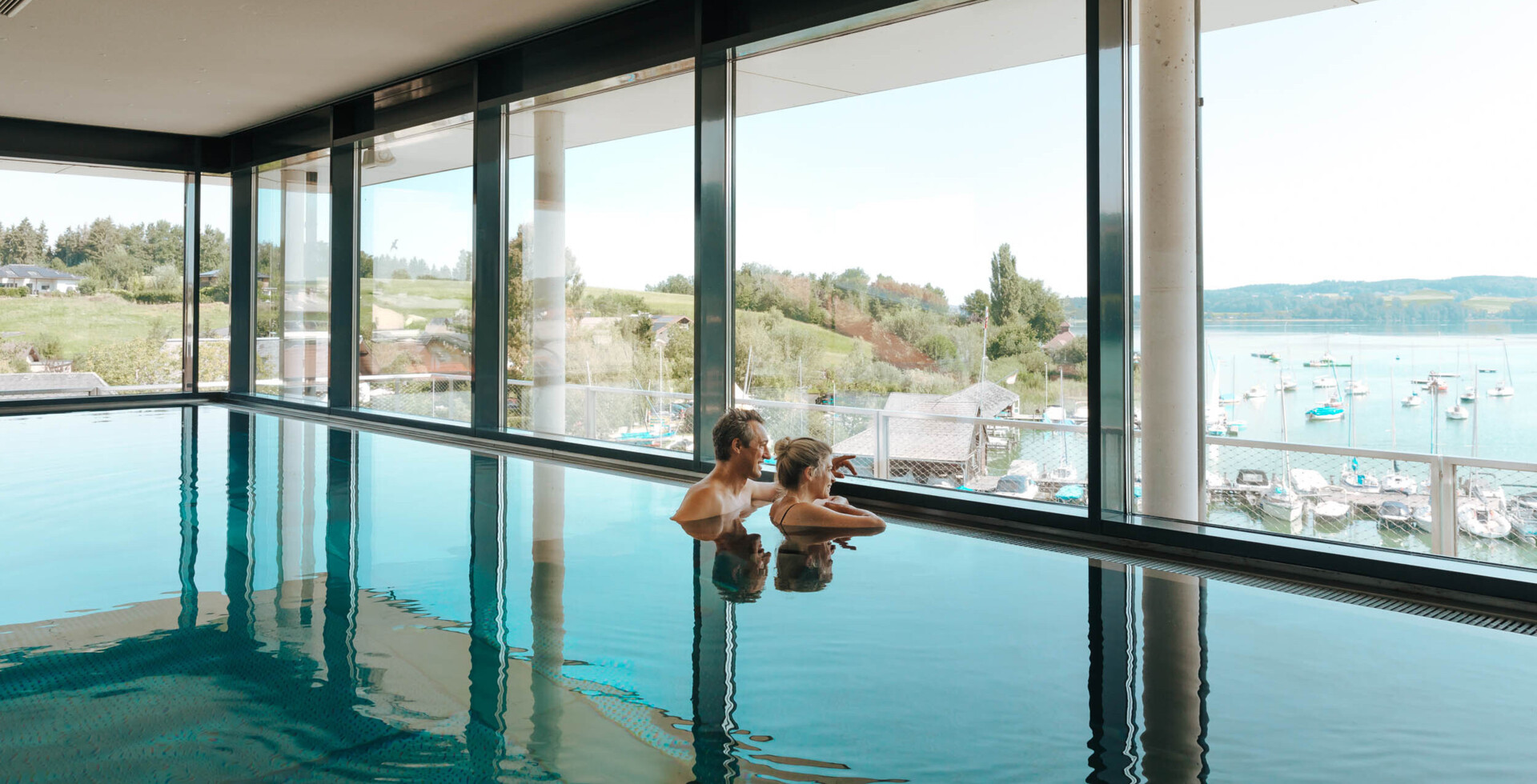 Schwimmen im Panoramapool mit Blick nach draußen