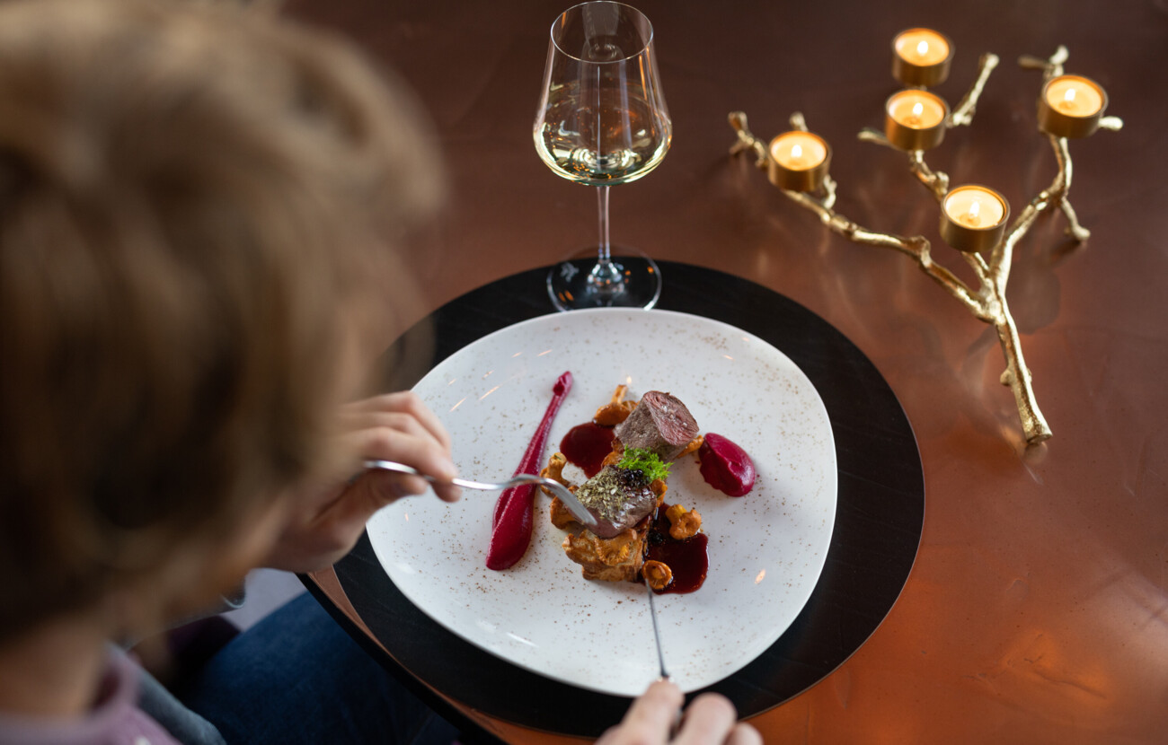 Ein Mann genießt sein liebevoll angerichtetes Essen