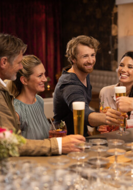 Eine Gruppe von Leuten genießt einen Drink an der Hotelbar