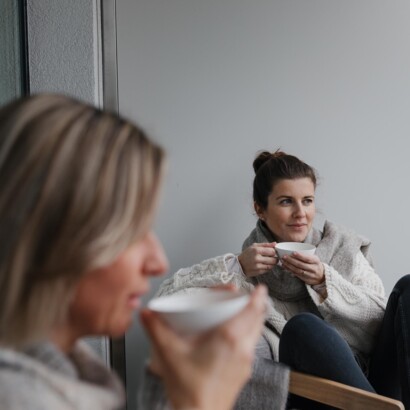 Freundinnen beim Wellnessen am See im Wellnesshotel mit Hallenbad