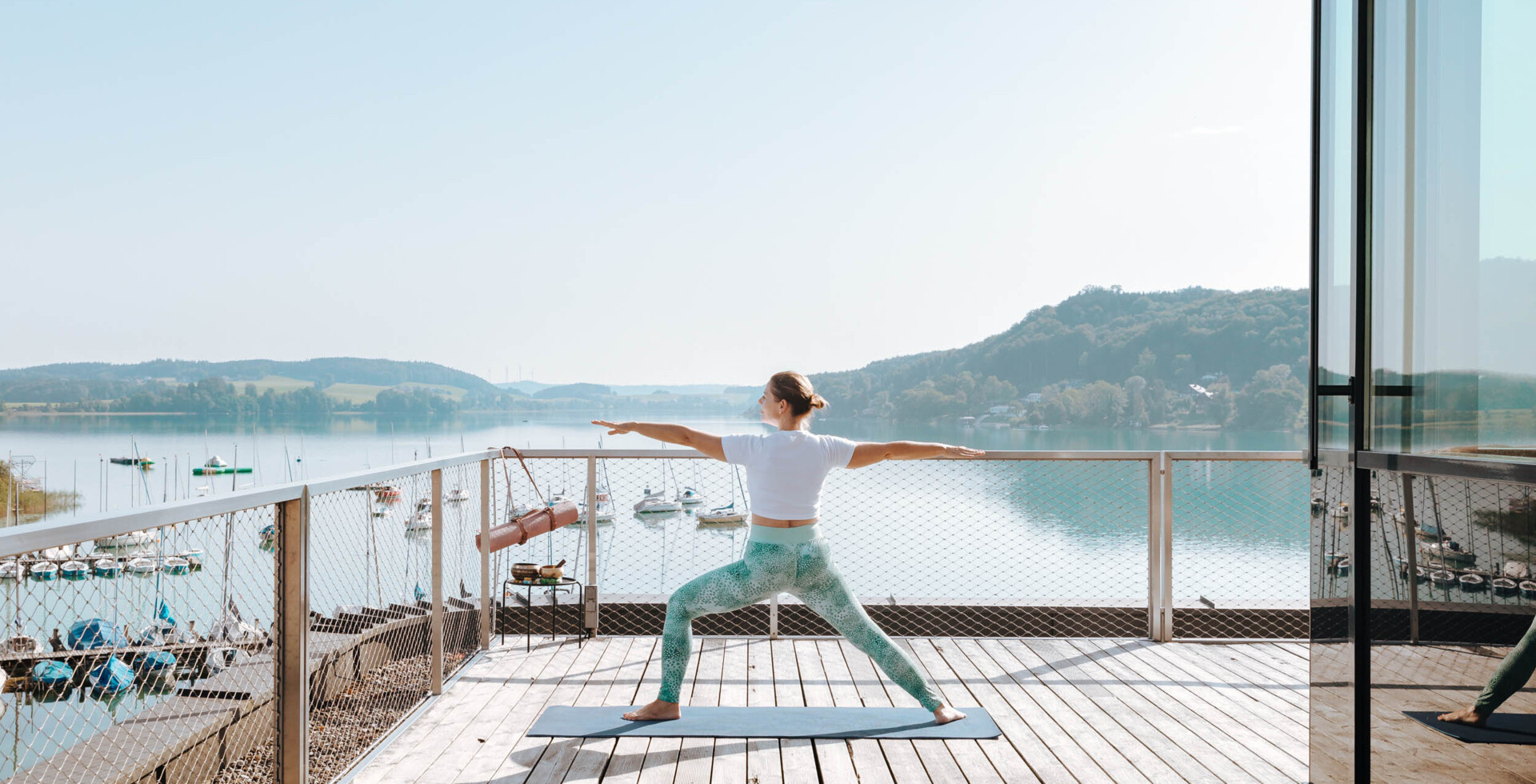 Frau macht Yoga am See
