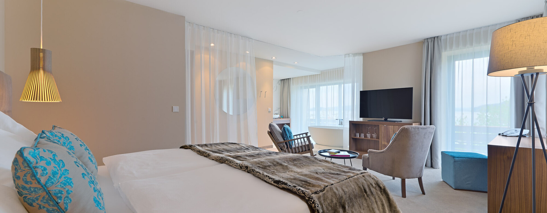 Eines der hell gestalteten Zimmer im Hotel Seewirt Mattsee