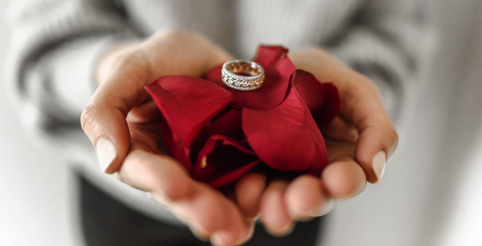 Ein Ring gebettet auf Rosenblüten