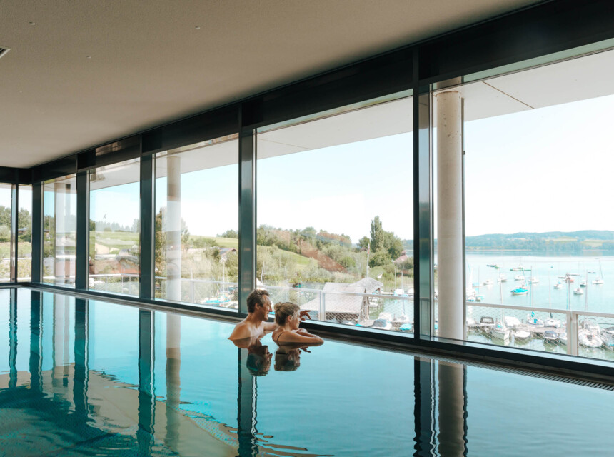 Schwimmen im Panoramapool mit Blick nach draußen