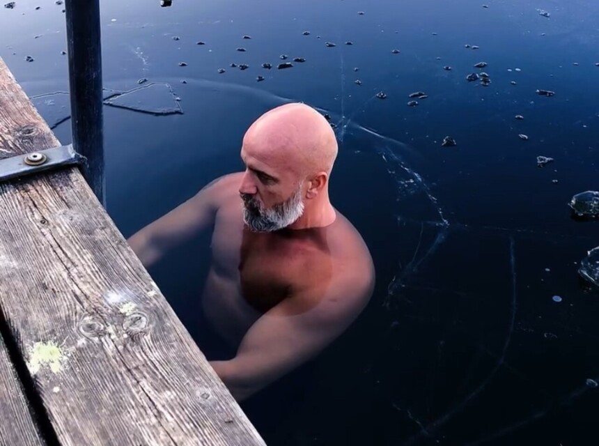 Mann taucht in Eiswasser